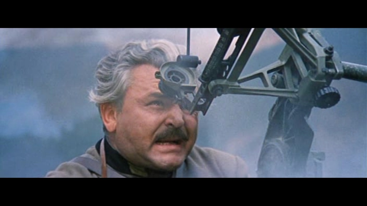 Мартин (Бондарчук) самолично стреляет из зенитки. Кадр из фильма