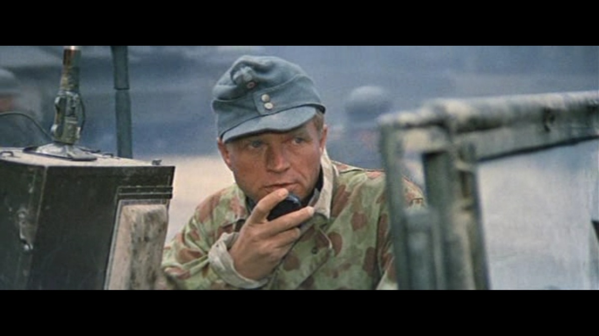 Полковник вермахта Кранцер (обратите внимание на камуфляж). Кадр из фильма