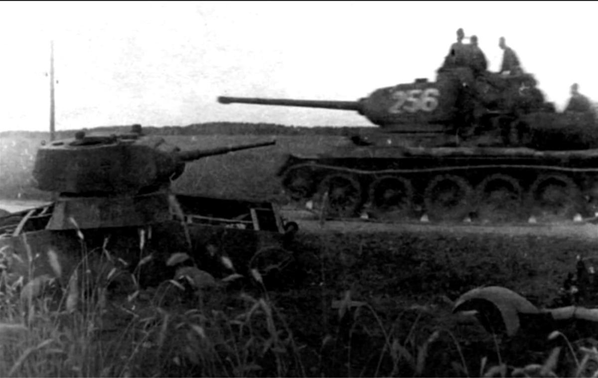 Вот и встретились. Разбитая тридцатчетвёрка из 41 дождалась своего младшего брата  - Т34-85. Который уже способен накостылять даже Тиграм. 