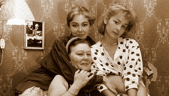 Сестры Аугшкап с мамой. Фото из личного архива актрисы