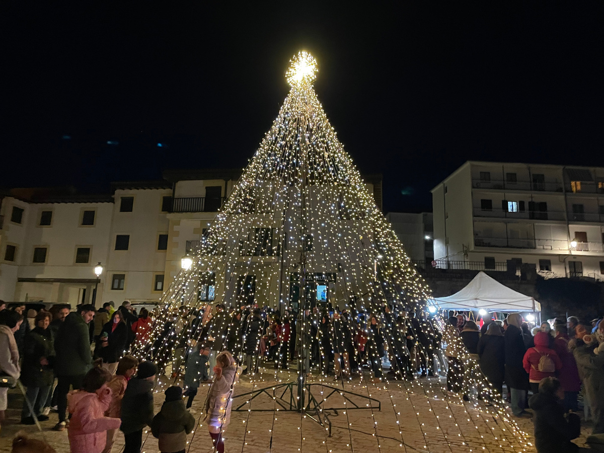 Вот такая елка. И ничего, кроме елки