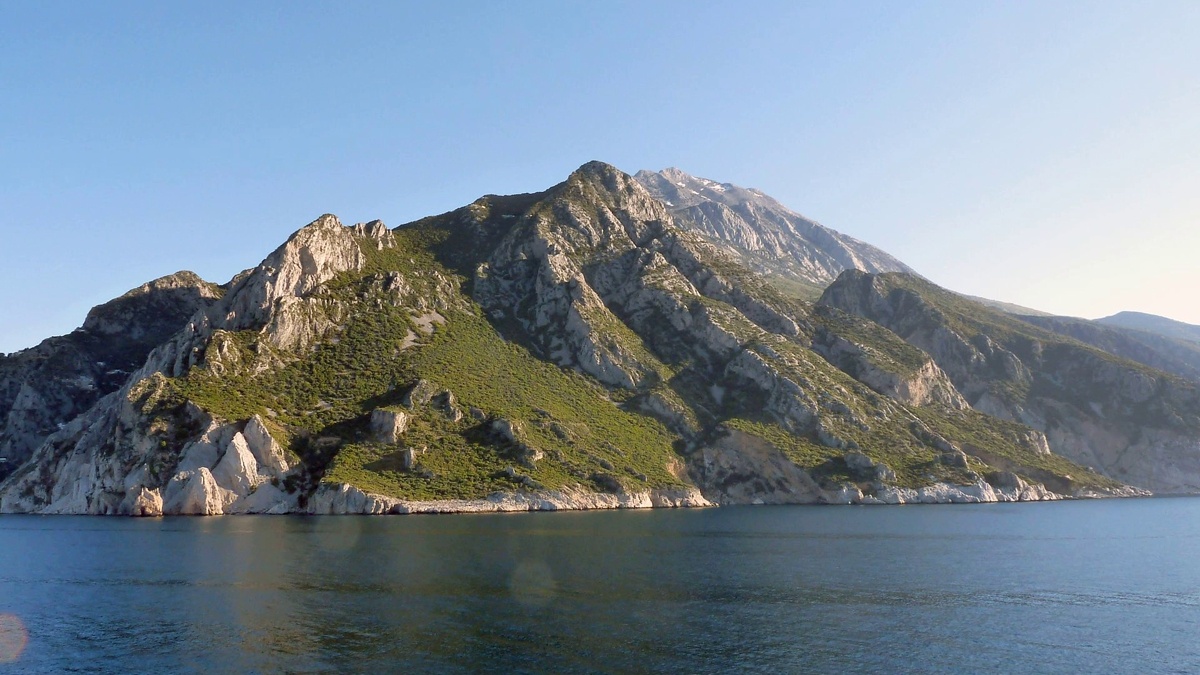 Вид с Эгейского моря на полуостров Айон-Орос и гору Афон