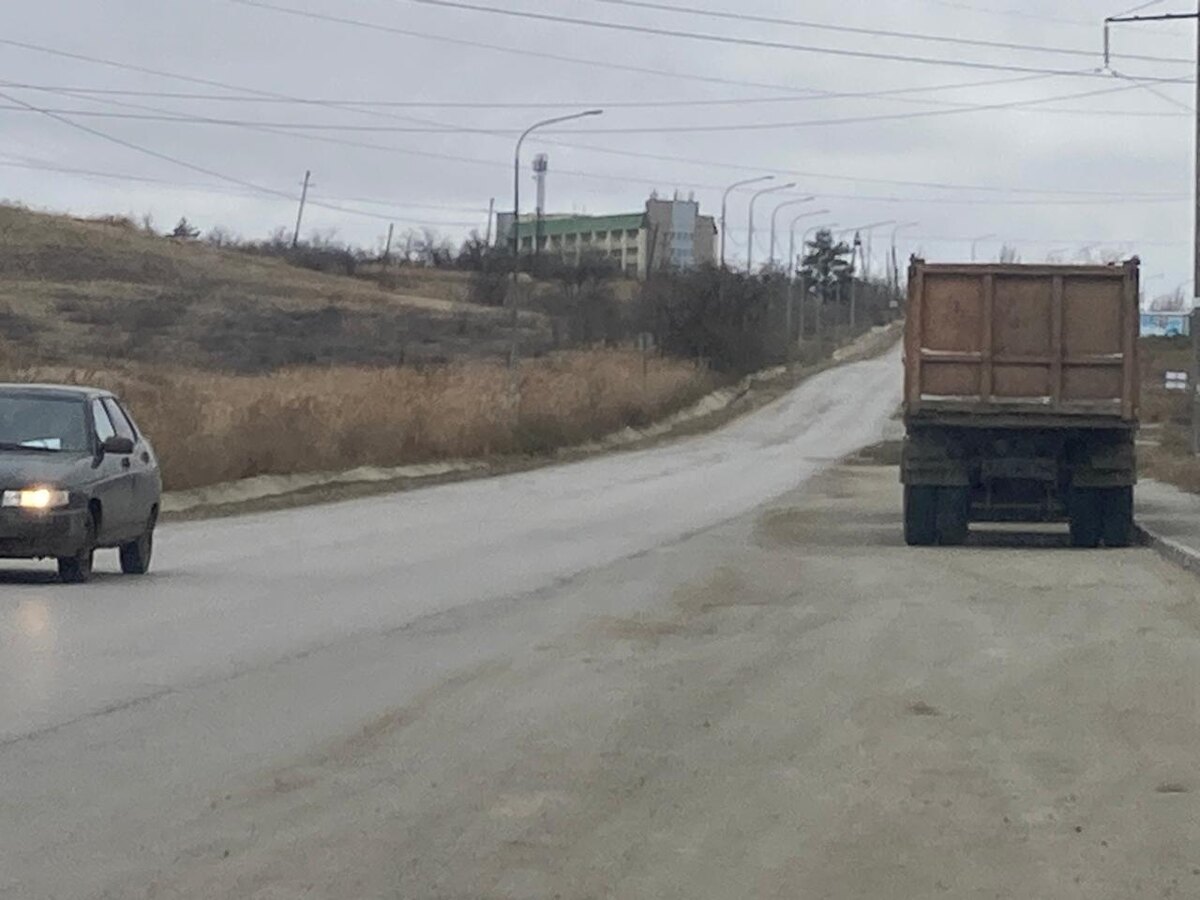 Справа - новый жилой массив, слева - какой-то гигантский унылый пустырь, а впереди задние 
 Справа будет огромный новый жилой массив, слева вон унылый пустырь, впереди здание реабилитационного центра. 