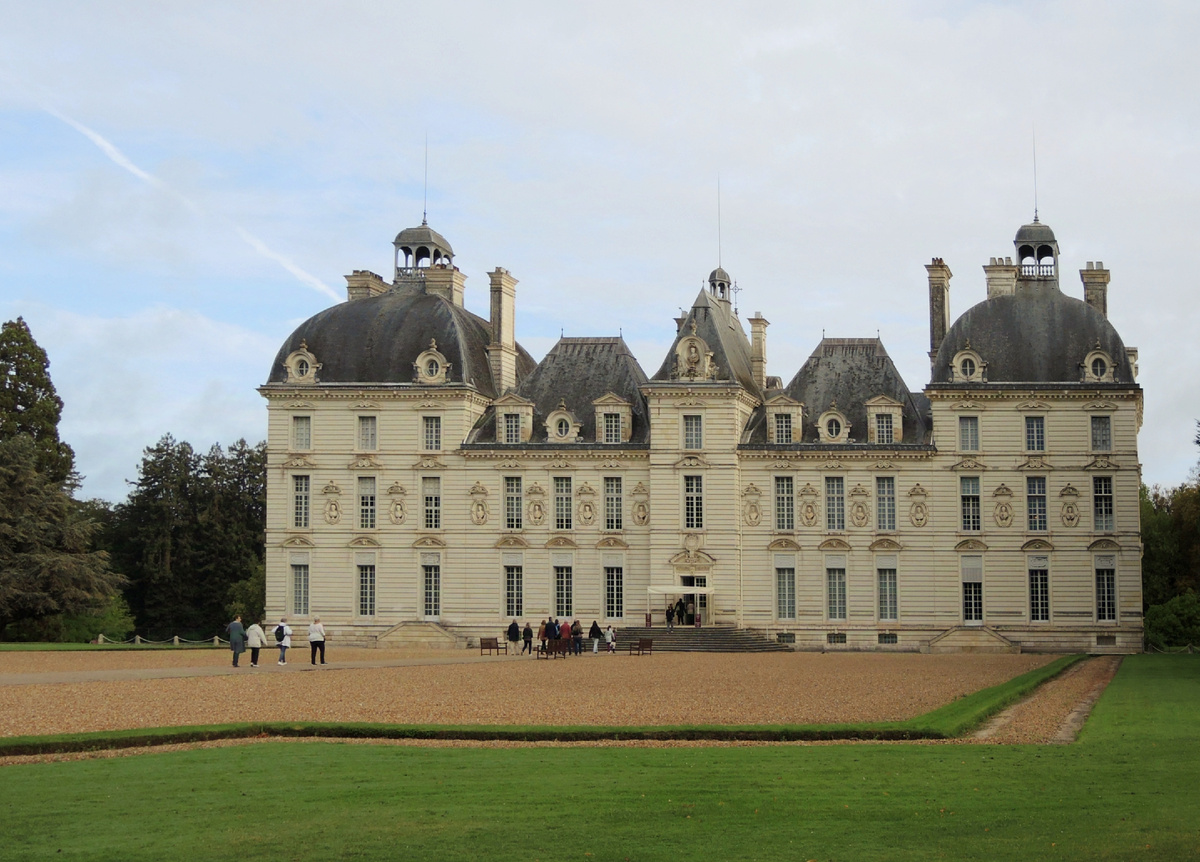 Вход во дворец по мостику через ров, напоминающий, что это был замок