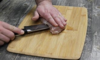 Куриное филе разрезаем вдоль на 2 части