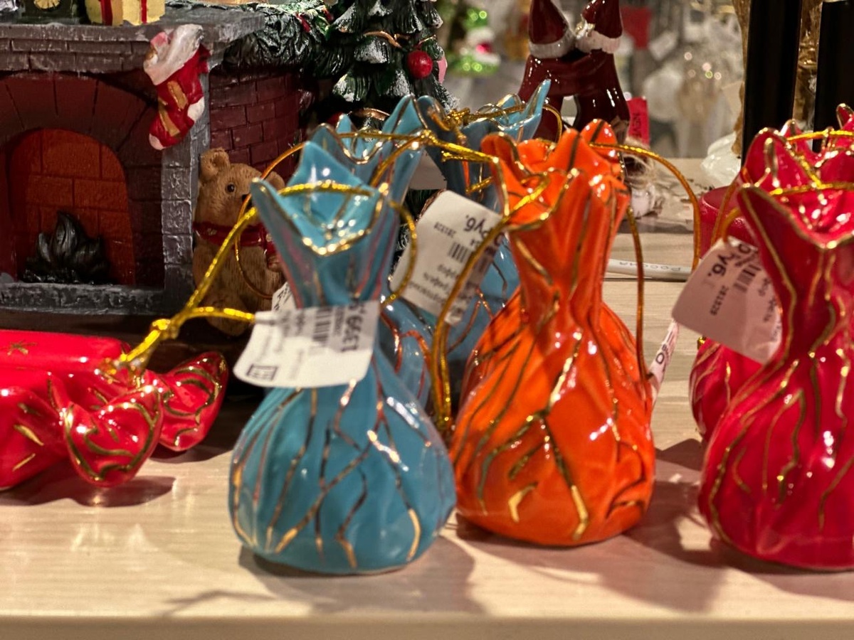 Цена конфет — от 1200 до 2800 тысяч.Видно зависит от начинки