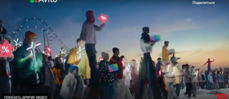 Стоп кадр из рекламного ролика с людьми на ходулях.