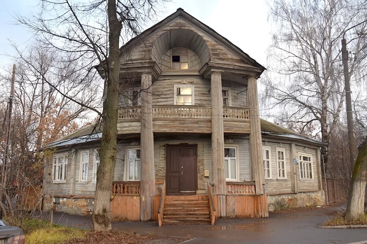    Большой рубленый обшитый тёсом дом Ханыкова с четырёхколонным портиком в стиле позднего классицизма и фасадом-дугой запоминается.