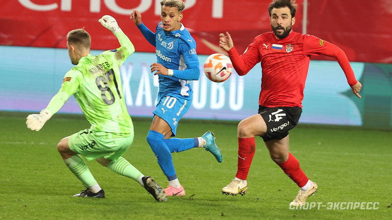    Вратарь «Химок» Никита Кокарев и защитник Георгий Джикия против полузащитника «Динамо» Бителло.Александр Федоров