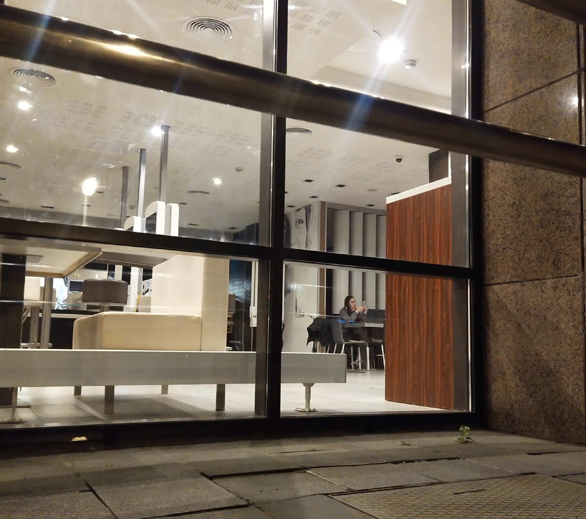 На этом фото последние дни Макдональдса в Газетном переулке.  Кто-то и сотрудников завершает оставшиеся дела. Фото ©KJB