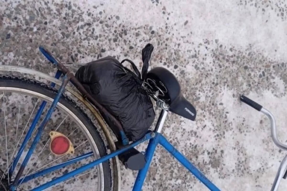    Пакет с наркотиками мужчина прикрепил к багажнику.