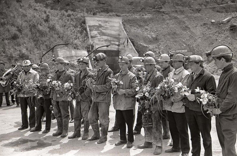 Так выглядел портал этой штольни во времена работы рудника. На фото поздравление шахтеров рудника на каком-то празднике. Портал штольни с тех пор изменился не так уж сильно.