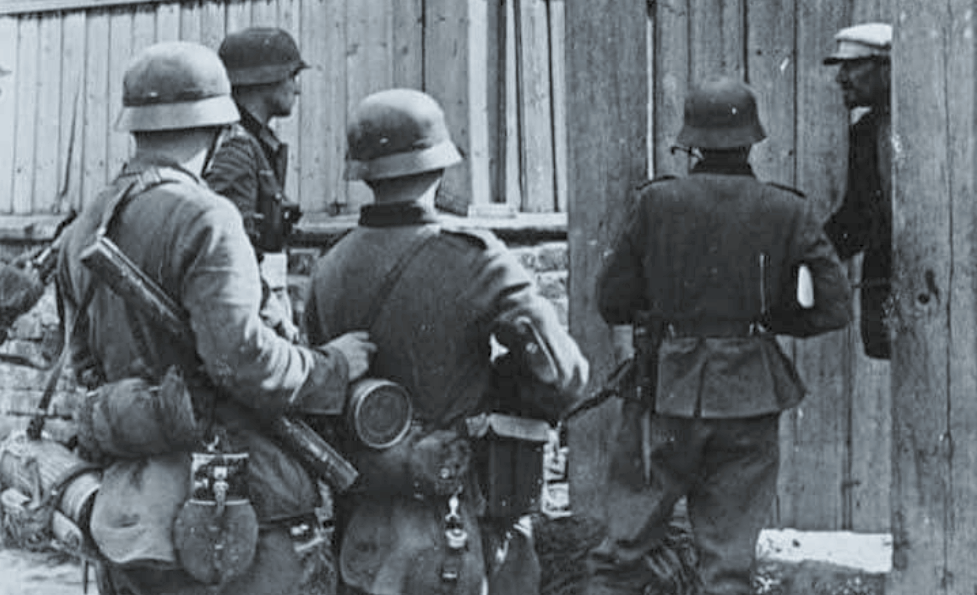 Фашисты заходят "в гости" к крестьянину за продуктами.