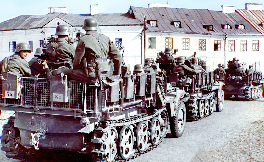 Sd.Kfz.10-4 − немецкие зенитные самоходные установки с пушкой Flak 30 в Польше, осень 1939 г.