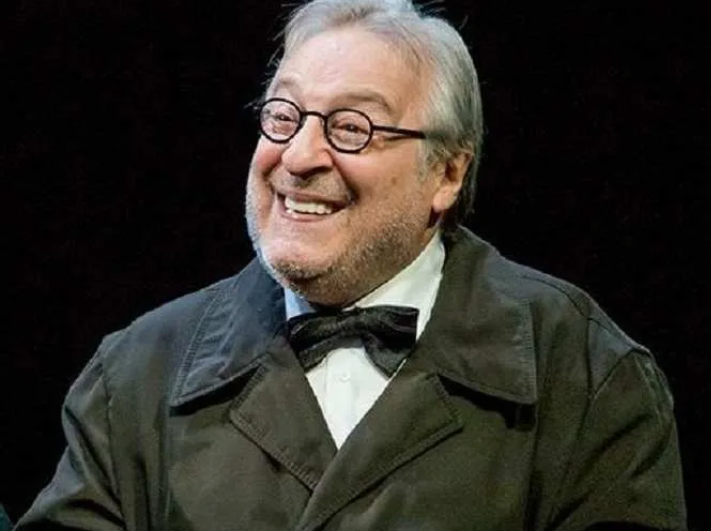 Приезжает регулярно за гонораром.