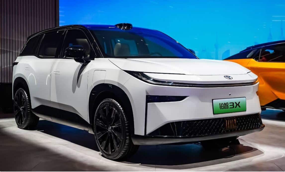 Toyota bZ3X: стартовая цена по курсу составляет чуть менее 1,36 млн российских рублей. Придется «локти покусать» — нам.