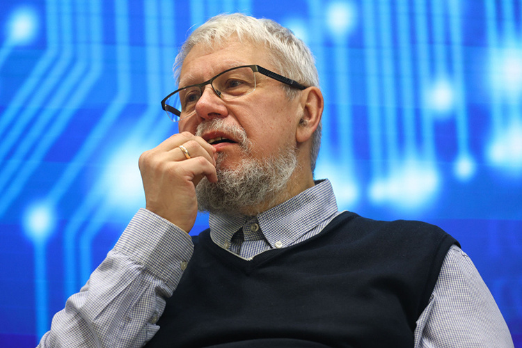    «Известный писатель и футуролог Сергей Переслегин: Весь вопрос в следующем: линия фронта, которая будет существовать на момент подписания мира, будет сильно западнее, чем сейчас, в Донецке и Луганске, или мир будет по исходным границам этих территорий».   
Фото: «БИЗНЕС Online»