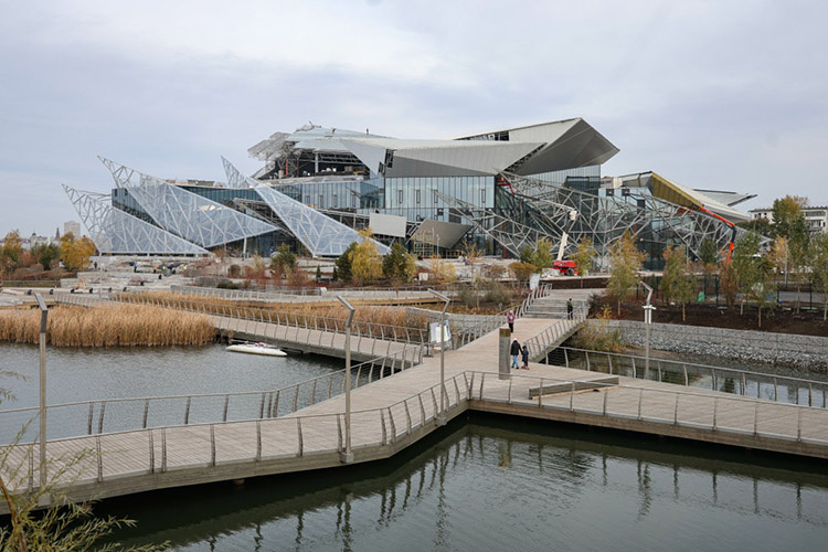    Долгое ожидание вкупе с отсутствием внятно сформулированной творческой концепции функционирования «ледяной глыбы» заставляет переживать за будущее проекта.   
Фото: «БИЗНЕС Online»