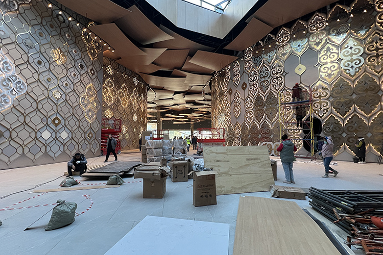    Все чаще можно слышать, пусть и в кулуарах, о том, что в высоких кабинетах всерьез начали задумываться: а сможем ли мы наполнить реальной жизнью ультрасовременное здание на берегу Кабана?.   
Фото: «БИЗНЕС Online»