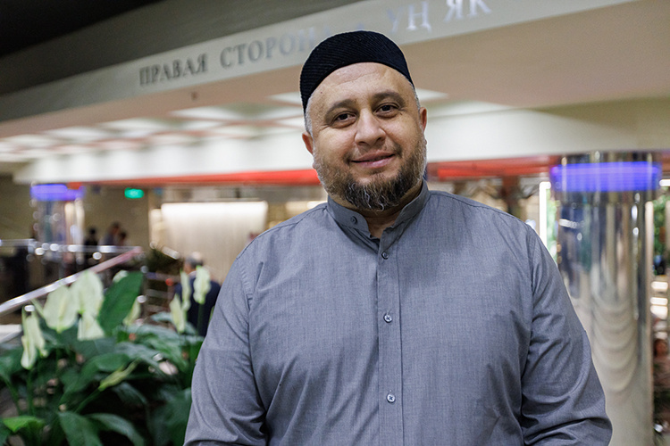    Вокальными данными Мухаметзяновой очарован и имам-хатыб мечети «Гаиля» Рустам Хайруллин.   
Фото: Сергей Елагин