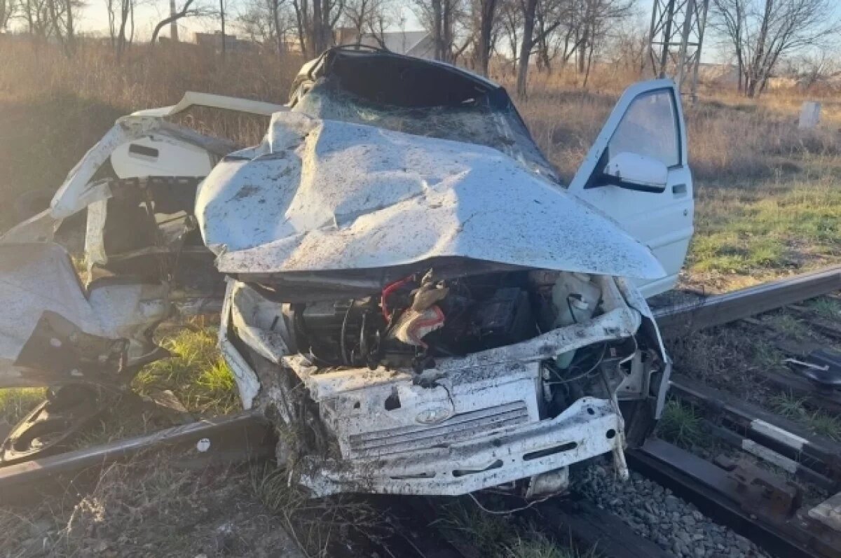    На Кубани поезд протаранил легковушку, пострадали три человека