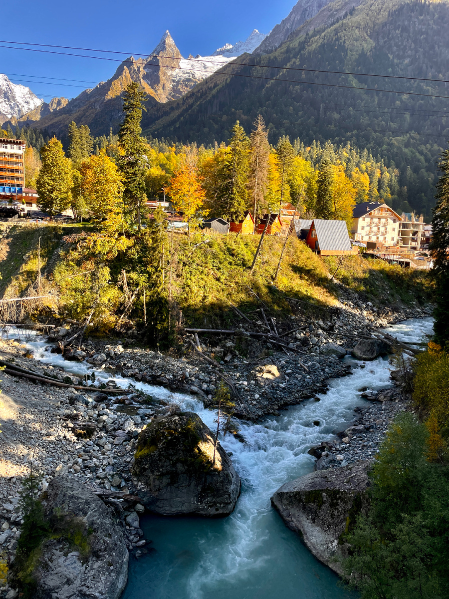 Слияние рек Домбай и Аманауз 