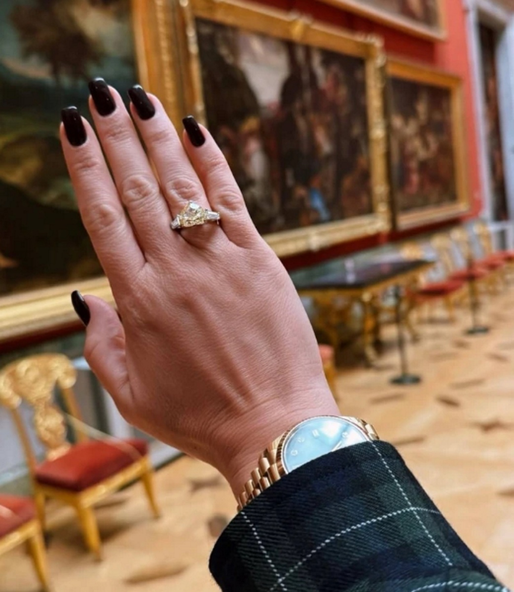 Ксения Бородина показала кольцо, которое ей подарил Николай Сердюков. Фото: соцсети