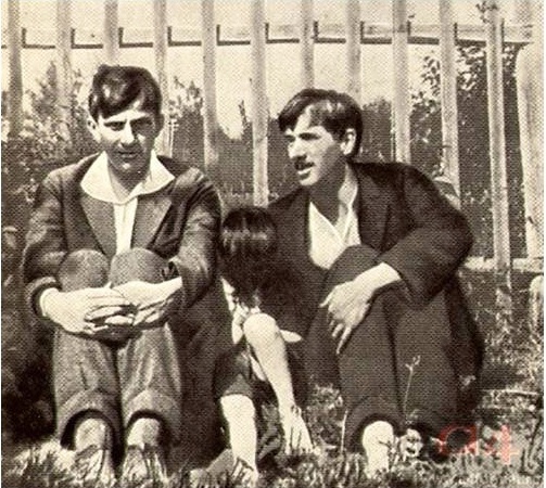 В. Маяковский и К. Чуковский с сыном