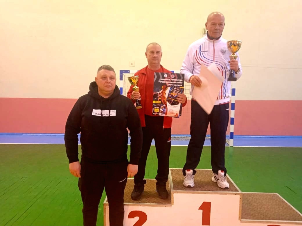 Председатель Федерации бокса Пензенской области Виталий Викторович Сидорин вручил призы турнира. Получили их и тренеры команды из Беково