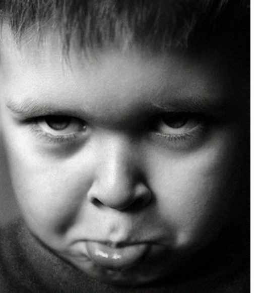 мальчик изобразил злую бабку