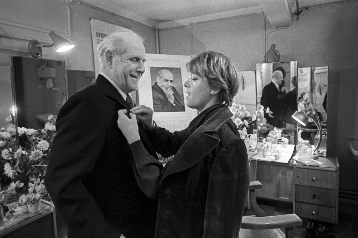    Алиса Фрейндлих родилась в Ленинграде в 1934 году в семье известного артиста Бруно Фрейндлиха. Девочку хотели назвать Наташей, однако её отец и бабушка настояли на имени Алиса. Незадолго до начала Великой Отечественной войны родители актрисы расстались, а отец уехал с труппой театра в Ташкент / globallookpress.com / Yury Pilipenko