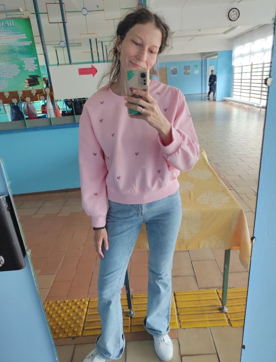 Это я сейчас. Я не люблю фотографироваться и нашла только такую фотографию у старшего сына в школе 