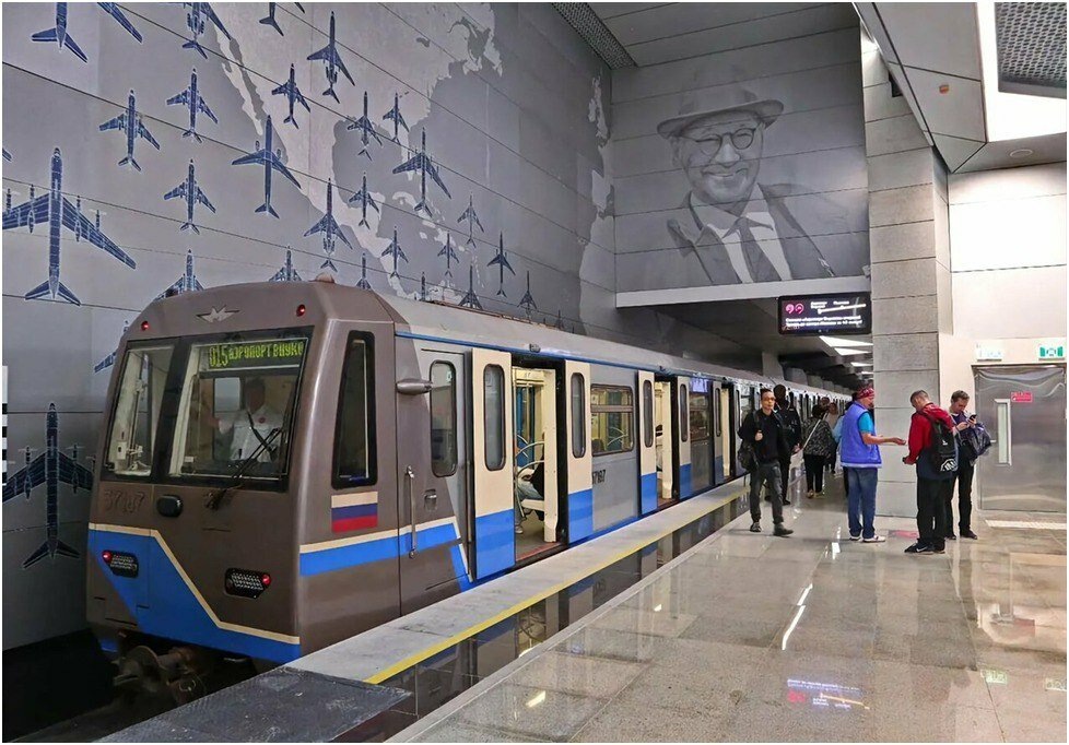 Станция метро «Аэропорт Внуково» украшена рисунками на авиационную тематику. На стенах — портреты российских авиаконструкторов Андрея и Алексея Туполевых. Именем первого и назван аэропорт. Источник фото: Яндекс Карты. Автор: Никита