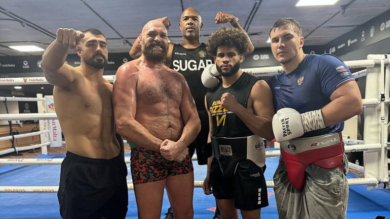    Алексей Дронов (крайний справа), Алексис Баррьер, Шугар Хилл Стюард и Фернели Фелиз-младший помогают Тайсону Фьюри (второй слева) готовиться к бою с Александром Усиком. соцсети