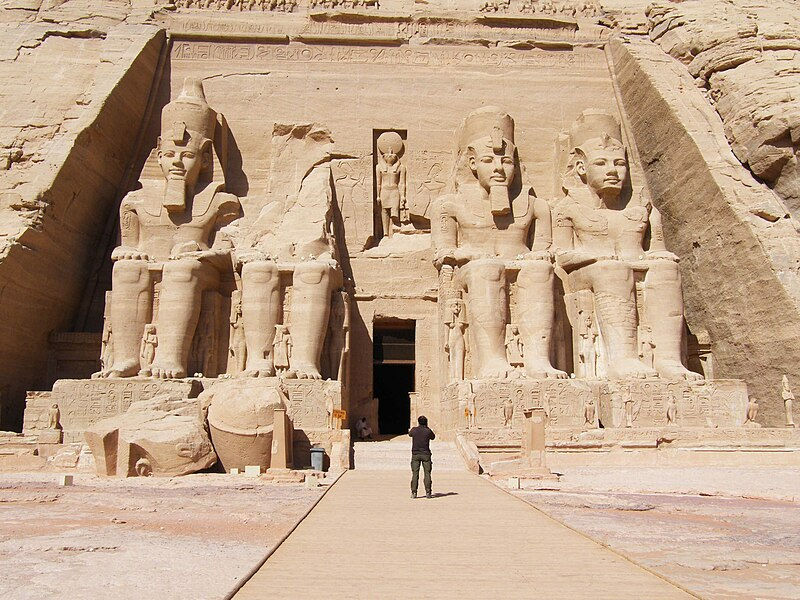  4 огромные статуи Рамсеса на фасаде Большого храма в Абу-Симбеле. Источник изображения: By youssef_alam, CC BY 3.0, https://commons.wikimedia.org/w/index.php?curid=52414980