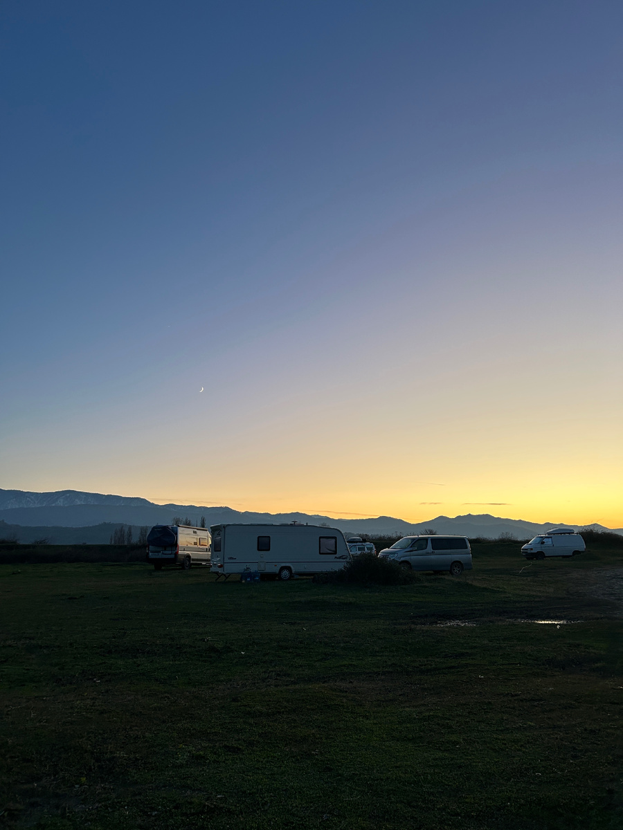 К вечеру первого дня на поляне были уже 5 экипажей, все из России)
