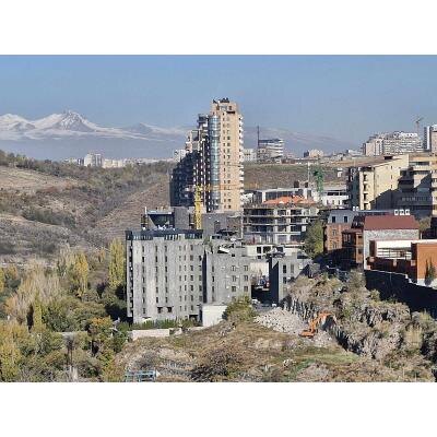 БЛАГОУСТРОЙСТВО ТЕРРИТОРИИ УЩЕЛЬЯ НАЧАЛОСЬ В 60-Е ГОДЫ. Автором замечательного проекта стал доктор архитектуры Арцвин Григорян. По задумке Арцвина Гайковича, в каньоне реки Раздан на отрезке от КанакерГЭС до Третьего участка (Химического комбината) предполагалось создать общегородскую зону отдыха. Учитывая значительные размеры территории (площадь 350 га при длине около 10 км) и сложный рельеф, было принято решение построить вдоль Раздана несколько композиционных центров, органически связанных друг с другом.