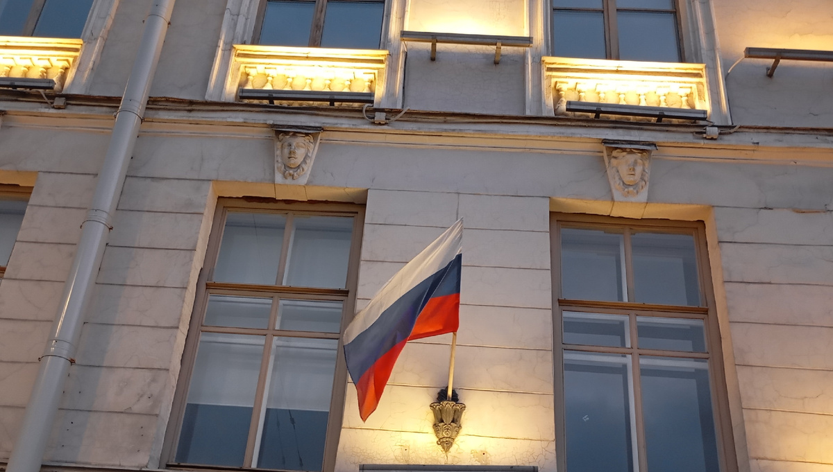 Флаг России на одном из зданий Невского проспекта