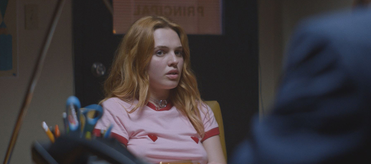 Героиня австралийки Одессы Янг - дерзкая американская школьница, которую неожиданно начинает ненавидеть весь её родной городок