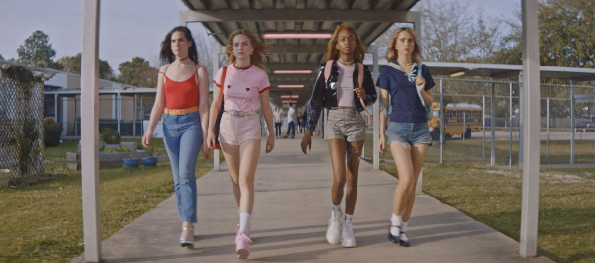 Сложно вычислить среди этих американских школьниц одну «не совсем девочку»