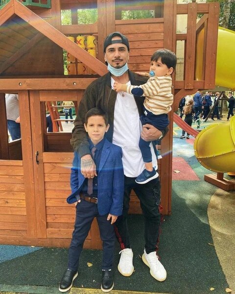 Супруга подарила Натану двоих детей