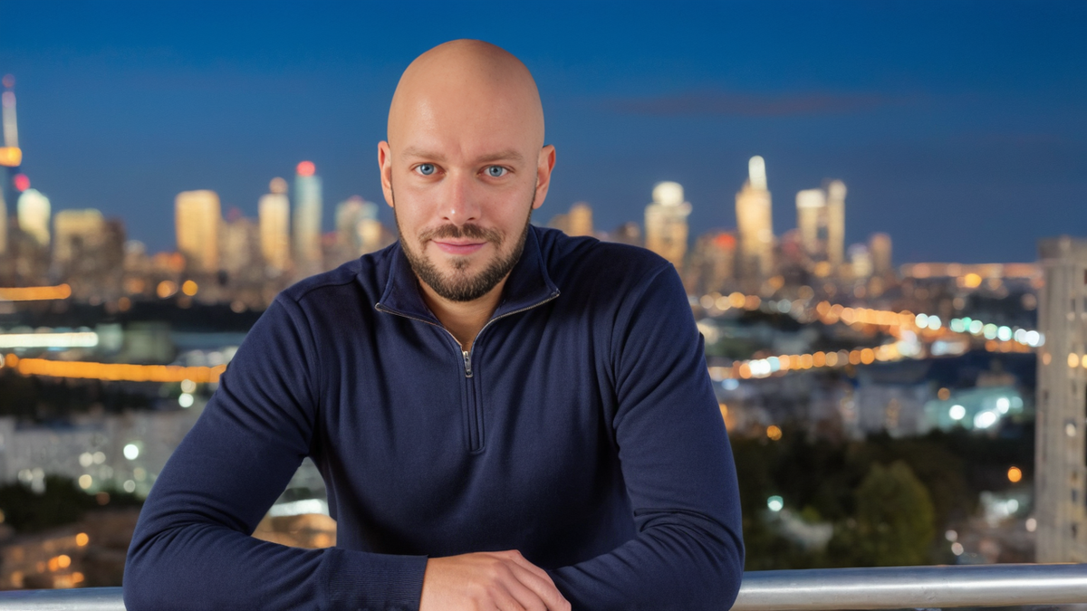 Так выглядит риэлтор на фоне нового квартала в своем городе