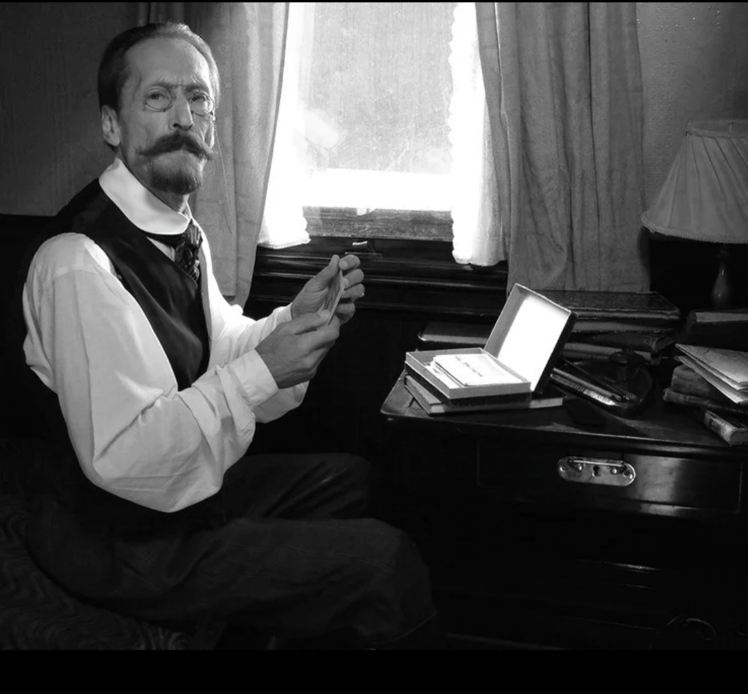 С.М.Прокудин-Горский в выделенном ему поезде для поездок по России.