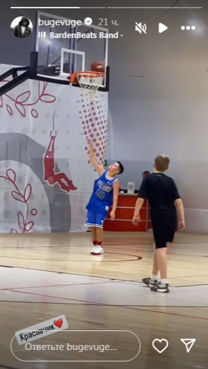 Сын Павла Прилучного Тимофей на волейбольном матче. Фото: соцсети