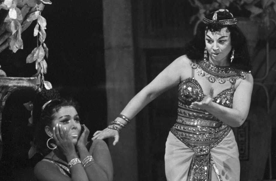 Галина Вишневская на сцене