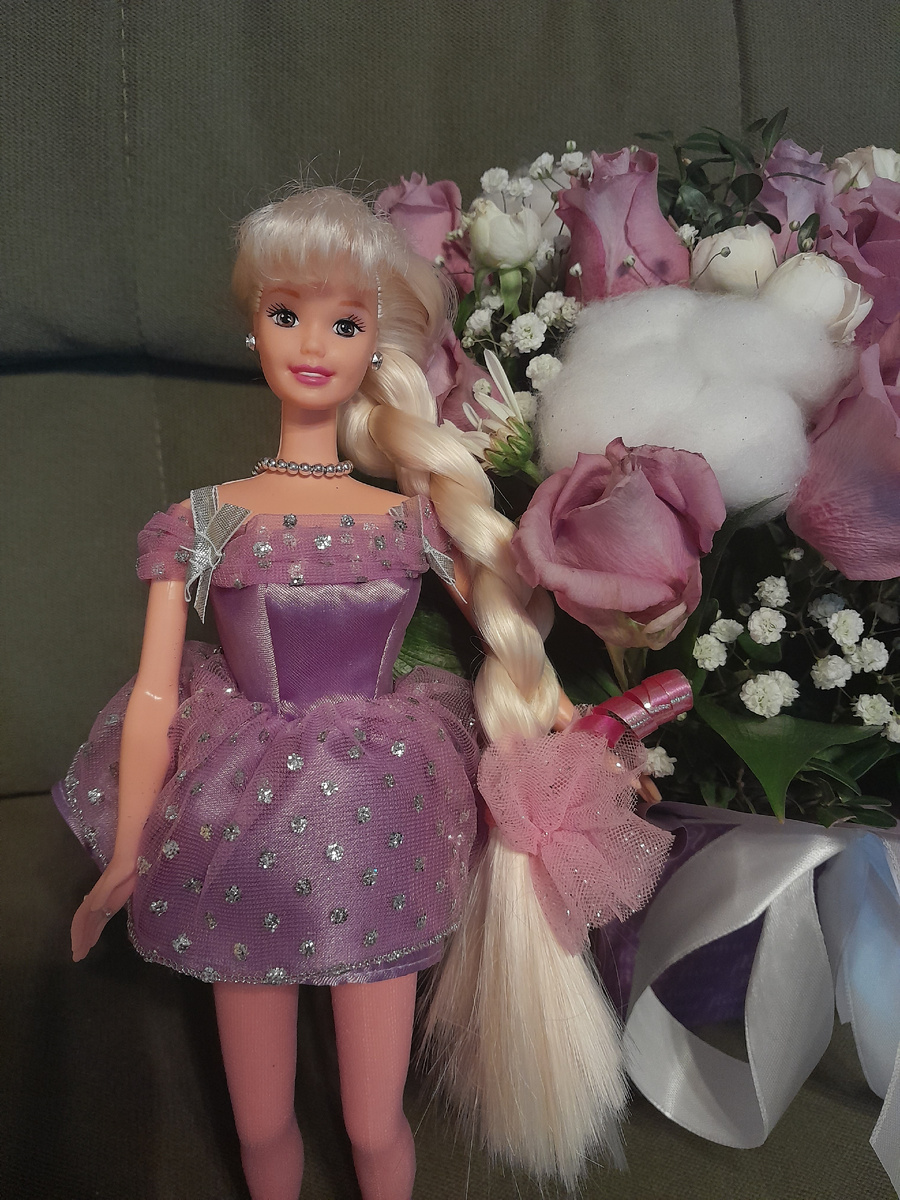 Куколка прямо в тон букета😊