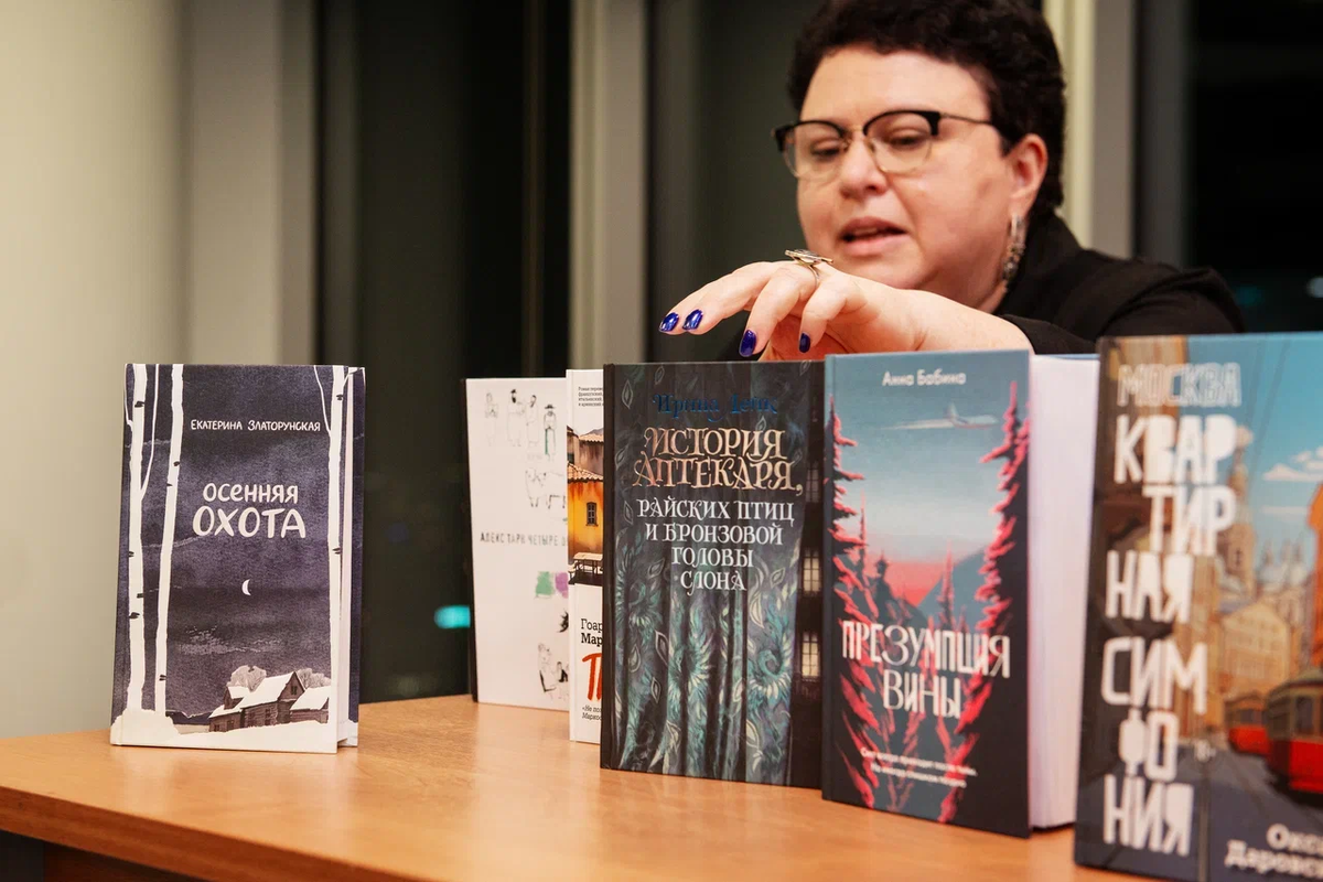 Юлия Раутборт рассказывает о книге Ирины на встрече в клубе "Под обложкой"