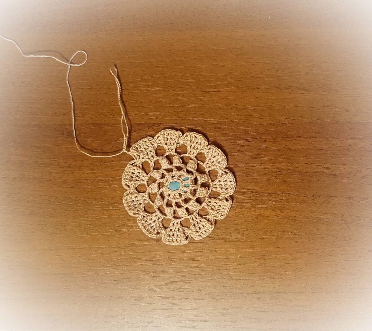 Посажу тебя в середку, дам дело да работу. Сиди в нитяной городьбе, тяни подобное к себе! Сбирай здоровье, ясный ум, крепкую память, долголетие! И сохраняй!