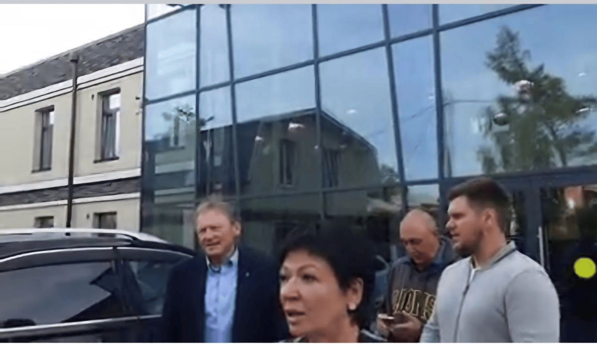 На выходе из отеля Xander: Б.Титов, Е.Ульянова и мой муж А.Цимбаленко с партийцами.Фото моё. 