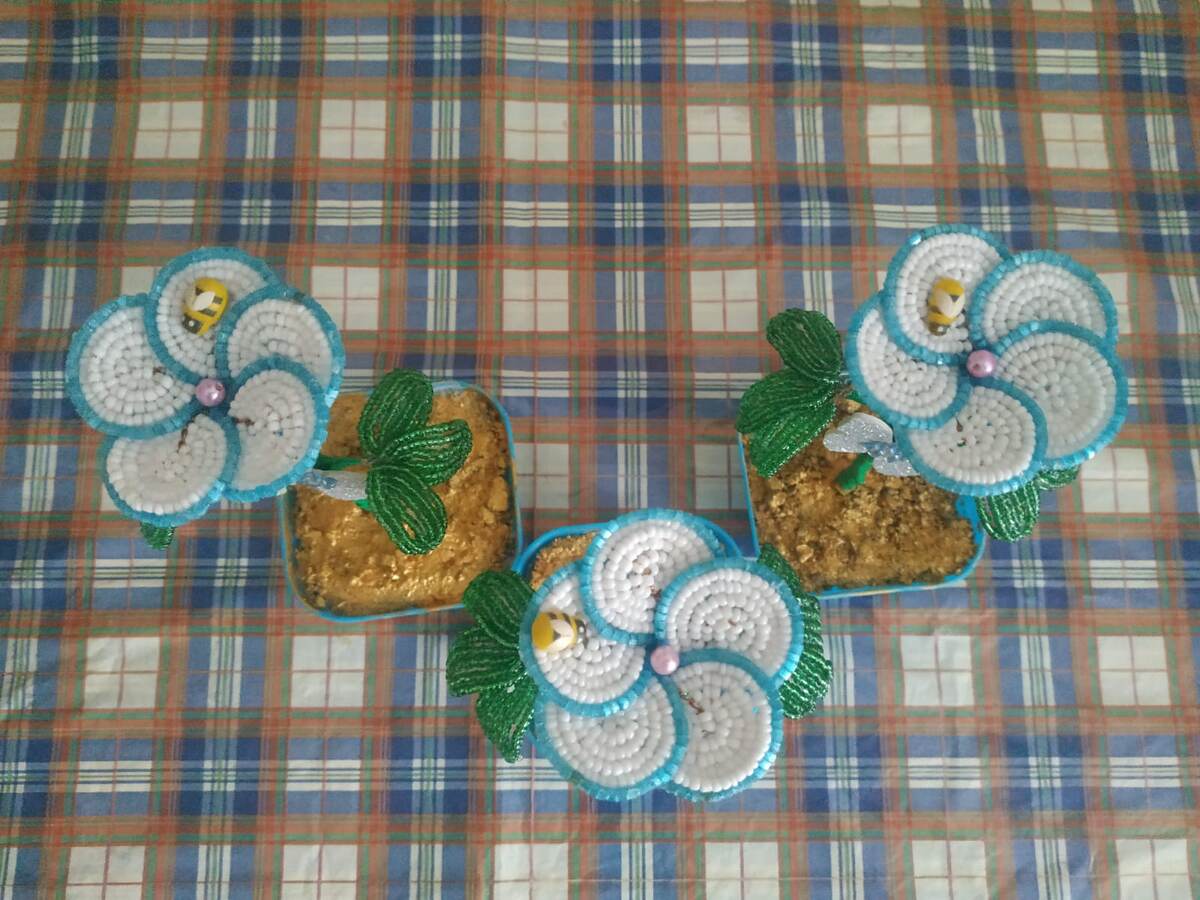   Бисер белый голубой, зелёный. Серединка розовая бусинка.   Зелёный скотч,   бабочка цветочек, цемент,  золотой акрил,  баночка для цветочка.